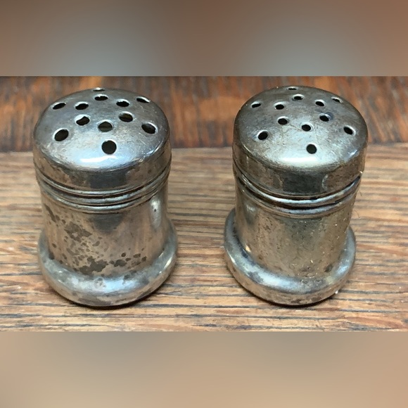 Early 20th Century Antique Sterling Silver Miniature Salt & Pepper Shakers - Picture 10 of 13